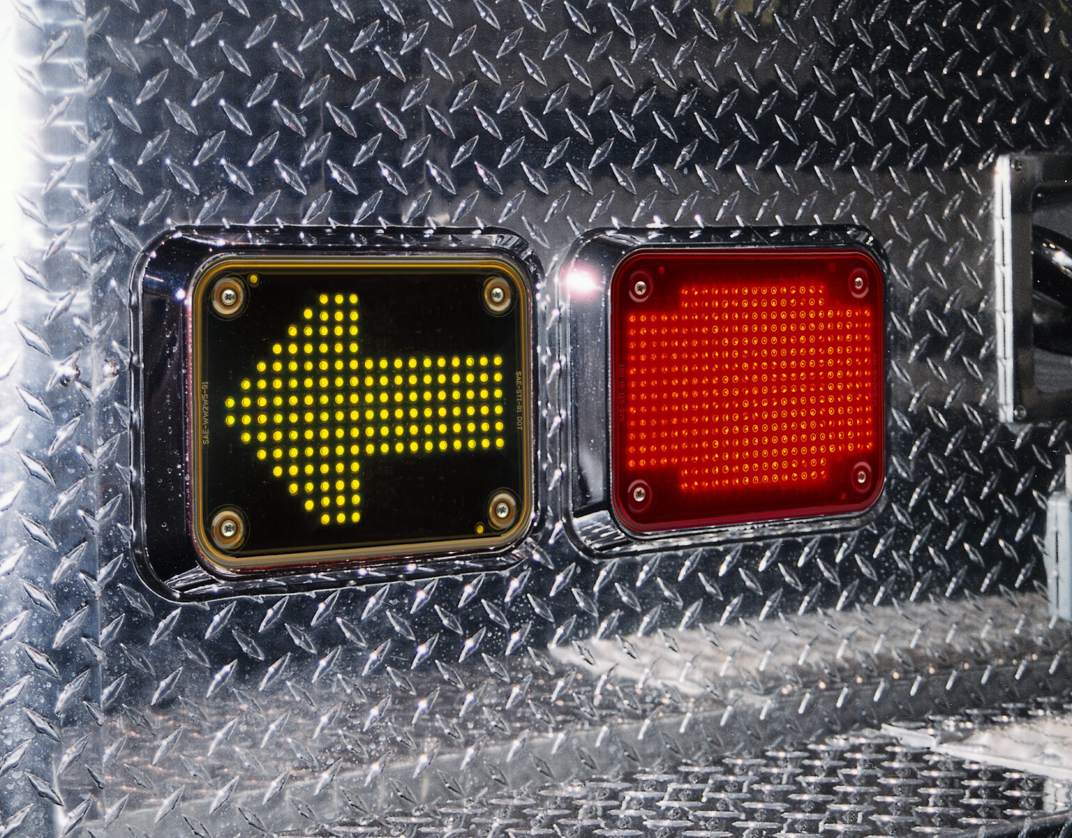 Whelen Amber 600 & 900 series LED Populated Arrow – Traffic Safety System